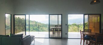 Safe, comfortable, peaceful and quiet, spectacular view, 7min from main road.