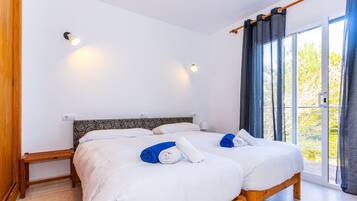 3 slaapkamers, een strijkplank/strijkijzer, gratis wifi, beddengoed