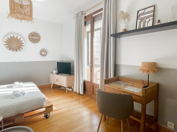 Iron/ironing board, free WiFi, bed sheets