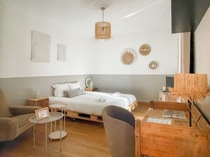 Tabla de planchar con plancha, wifi gratis y ropa de cama 