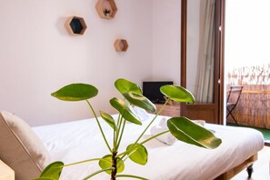 Iron/ironing board, free WiFi, bed sheets