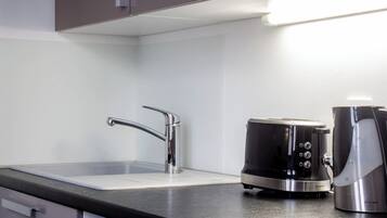 Kühlschrank, Mikrowelle, Ofen, Wasserkocher mit Kaffee-/Teezubehör