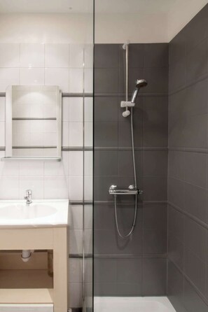 Een douche, een haardroger, handdoeken, zeep