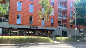 A red building with a 'Casino' sign, a visible entrance, and a small tree in front. - Bamboo Caban 2 min du centre ville (Annecy)