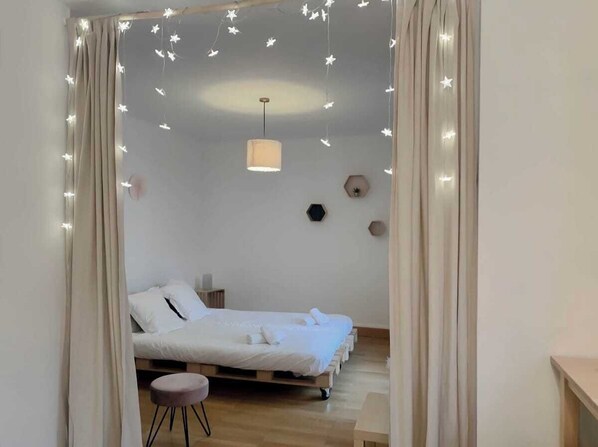 Fer et planche à repasser, Wi-Fi gratuit, draps fournis