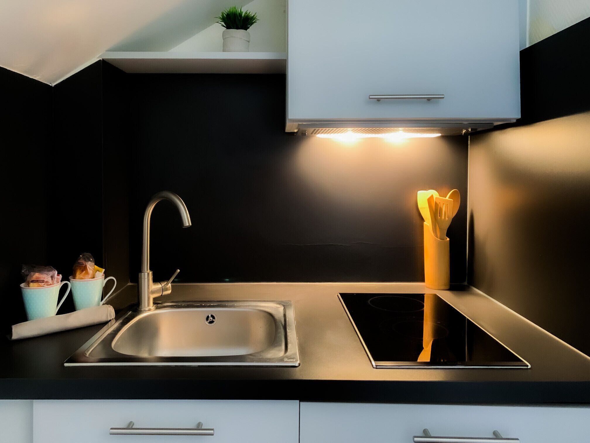 Réfrigérateur, micro-ondes, cafetière/bouilloire, bouilloire électrique