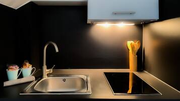 Cafetière/bouilloire, réfrigérateur, micro-ondes, bouilloire électrique