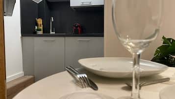 Réfrigérateur, micro-ondes, cafetiÚre/bouilloire, bouilloire électrique