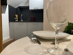 Réfrigérateur, micro-ondes, cafetière/bouilloire, bouilloire électrique