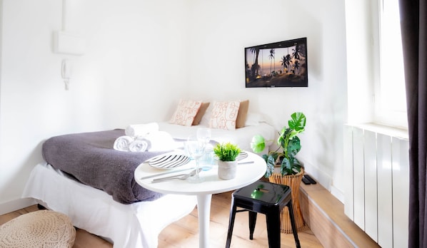 Tabla de planchar con plancha, wifi gratis y ropa de cama 
