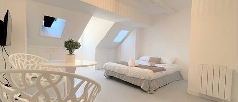 Een strijkplank/strijkijzer, gratis wifi, beddengoed