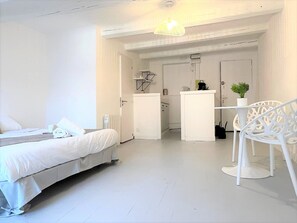 Iron/ironing board, free WiFi, bed sheets