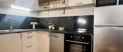 ثلاجة، ميكروويف، فرن، غسالة أطباق