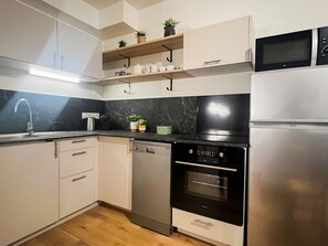 Een koelkast, een microgolfoven, een oven, een vaatwasser