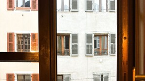 Blick durch ein Fenster auf ein Gebäude, im Erdgeschoss befindet sich ein Geschäft namens Etam.