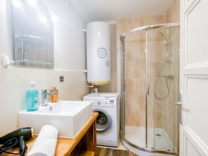 Douche, sèche-cheveux, serviettes fournies, savon