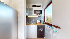 Fridge, microwave, stovetop, dishwasher