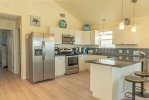 Køleskab, mikrobølgeovn, ovn, kogeplade