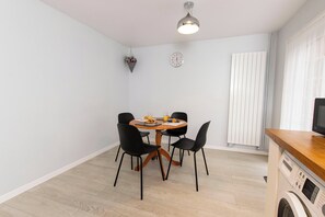Dining - 5 Guests - 2-Bed House - Bbq - Free Parking (Norwich)