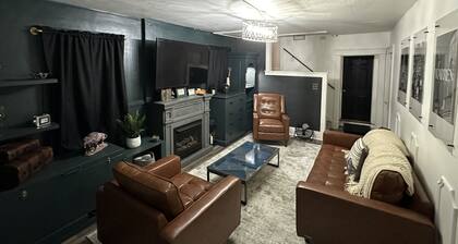 Fireside Retreat, Place To Stay in Warren Ohio, Sleeps 8