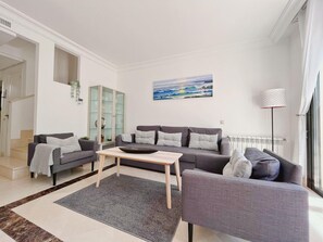 TV - Casa Mila Roda Sleeps 4 with Pool (Roda)