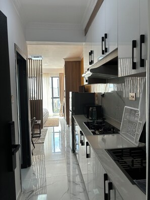 Microwave, stovetop - Beautiful studio apartment in the heart of Kilimani (Nairobi)