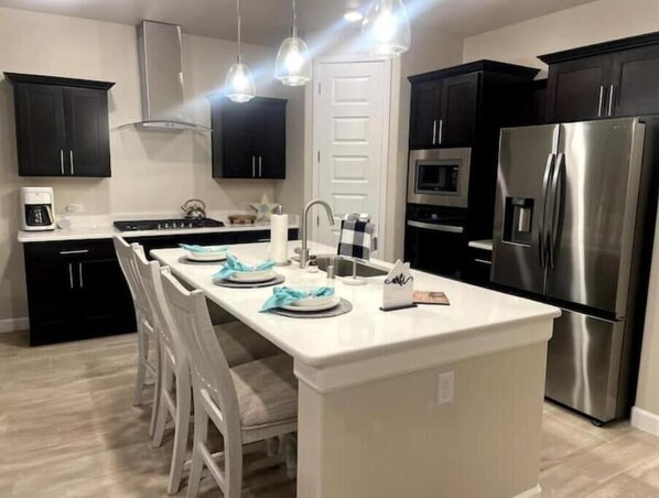 冷蔵庫、電子レンジ、オーブン、コンロ