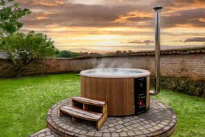 Outdoor spa tub - The Gate House - beautiful property in Norfolk sleeping 5 guests (Wolterton)