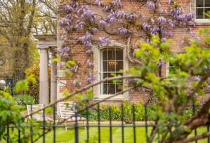 Property grounds - The Gate House -  beautiful property in Norfolk sleeping 5 guests (Wolterton)