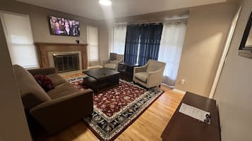 TV connectée, cheminée, jeux vidéo, baby-foot