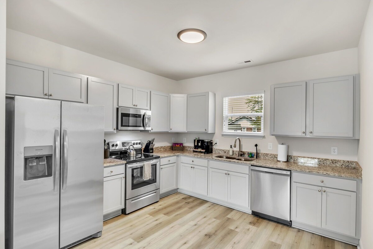 Photo 8 of 2BR Greer Condo: Pet-Friendly, King Beds, Fire Pit