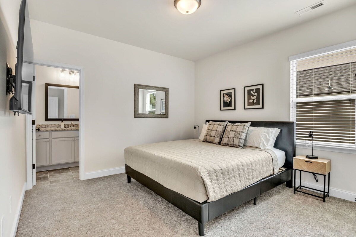 Photo 12 of 2BR Greer Condo: Pet-Friendly, King Beds, Fire Pit