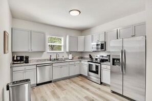 Utensilios de cocina, condimentos y comedor 