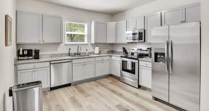 Greer Charm: Pet-Friendly 2BR with Fire Pit