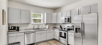 Greer Charm: Pet-Friendly 2BR with Fire Pit