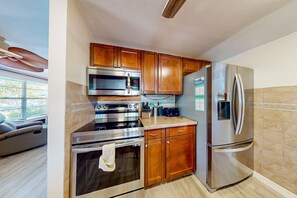 Fridge, microwave, oven, stovetop - Waterfront retreat with bay views, dog-friendly, & snowbird-ready (Goodland)