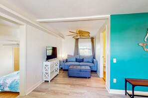 TV, fireplace - Waterfront retreat with bay views, dog-friendly, & snowbird-ready (Goodland)