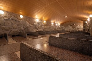 A sauna with stone walls and benches. - Koubounoyu Nagaoka (Izunokuni)