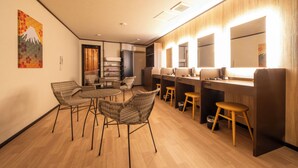 Ein modernes Interieur mit Essbereich, Bar und Sitzgelegenheiten.