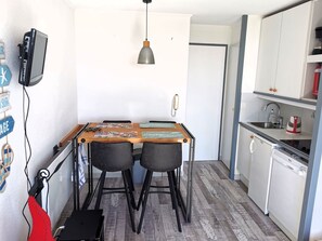 Fridge, oven, dishwasher, coffee/tea maker