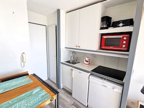 Refrigerador, horno, lavavajillas y cafetera y tetera 