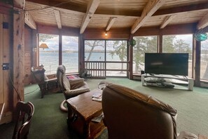 Fernseher, DVD-Player, Bücher