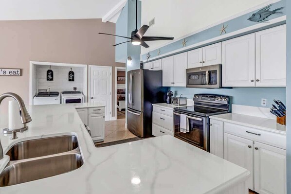 Een koelkast, een microgolfoven, een oven, een kookplaat