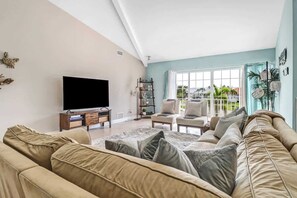 TV, offices - 5BR Lush Marco Island Retreat (Marco Island)