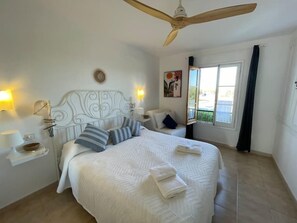 1 bedroom, iron/ironing board, travel cot, free WiFi - Algaiarens - Apto con Piscina y Junto a la Playa (Cala En Blanes)