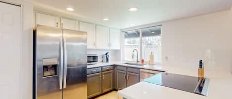 ثلاجة، ميكروويف، فرن، موقد طهي مسطح