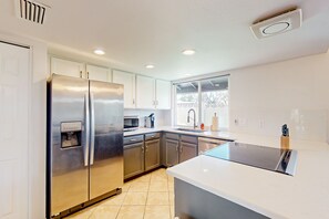 Frigorífico, microondas, horno y placa de cocina