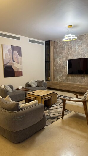 Appartement Confort | Coin séjour | TV connectée de 55 pouces avec chaînes numériques