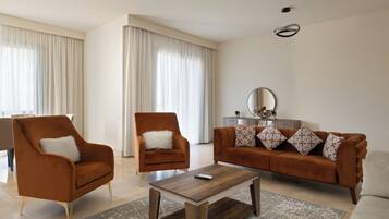 Apartemen Comfort | Area keluarga | TV layar datar