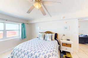 1 bedroom, iron/ironing board, internet, bed sheets - Beachfront, 7th-floor condo with gorgeous Gulf view & pool (Pensacola Beach)